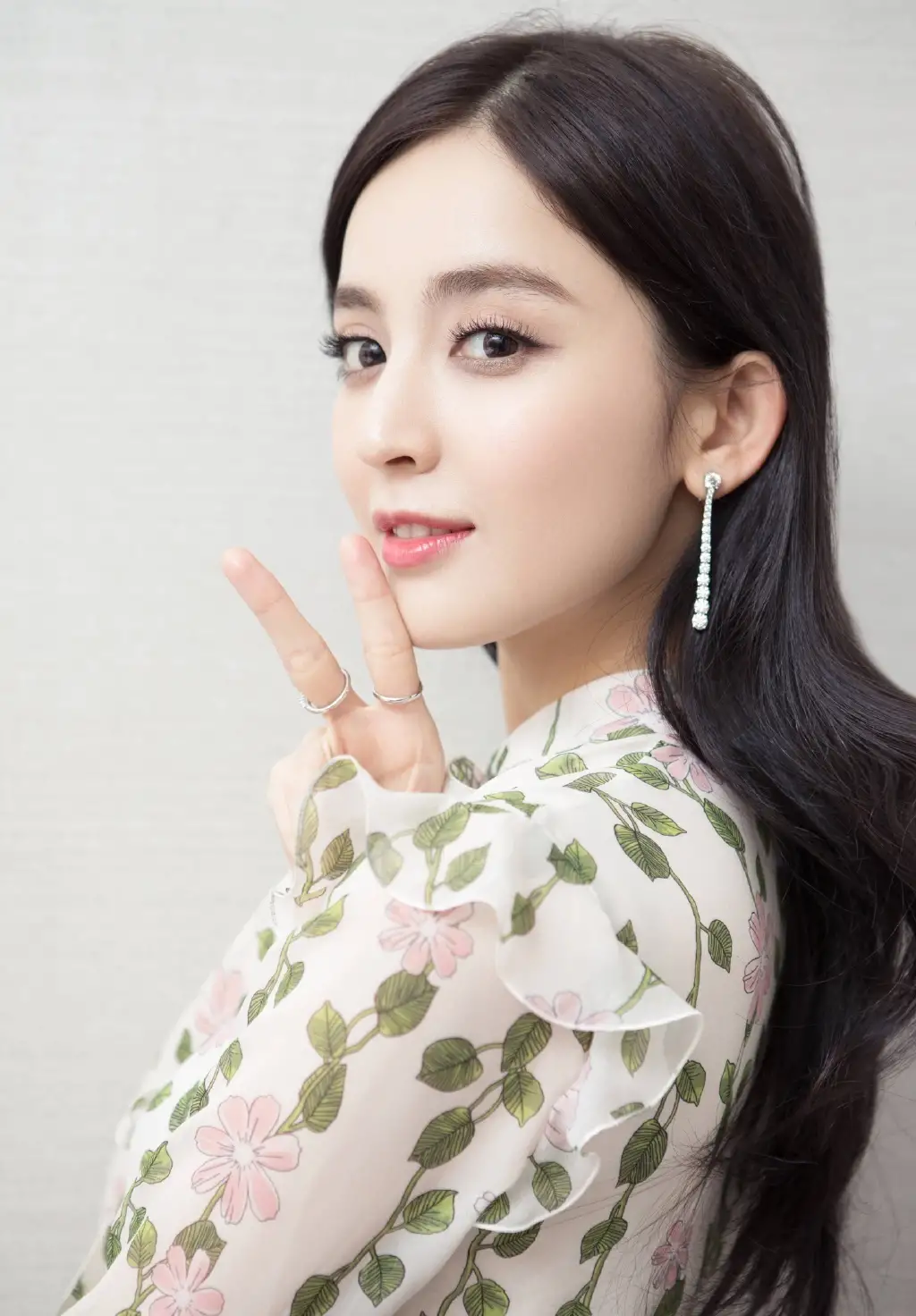 古力娜扎的小绿碎花连衣裙,才是小清新的最佳选择,颜色干净简洁大气