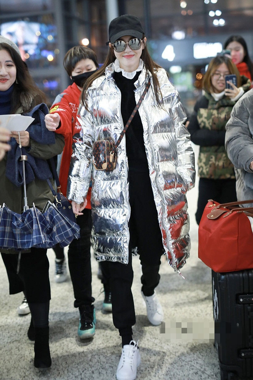 唐嫣这款银色羽绒服保暖又亮眼,搭配一身黑色look,气质好惊艳!