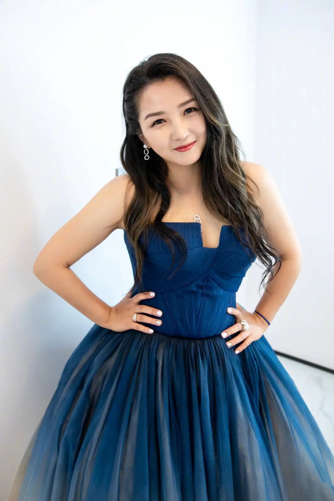 何洁真自信,157cm身高敢穿渐变色长礼裙,虽然显矮显胖但气质真好!