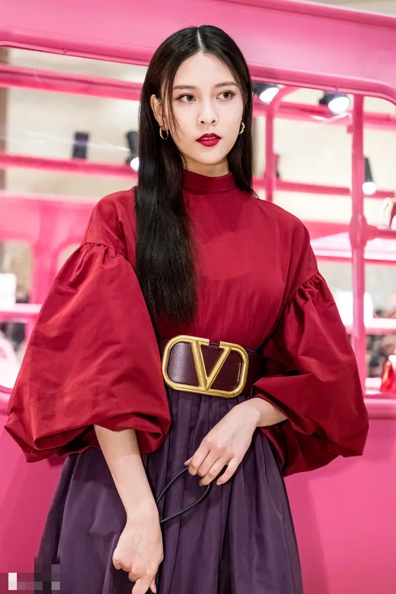 167cm周雨彤和169cm宋妍霏同台,时尚界顶流穿长裙比美,谁更胜一筹?