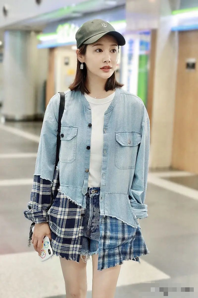 李纯不愧是舞蹈专业出身,穿牛仔外套 短裤也很好看,双腿线条真优美!