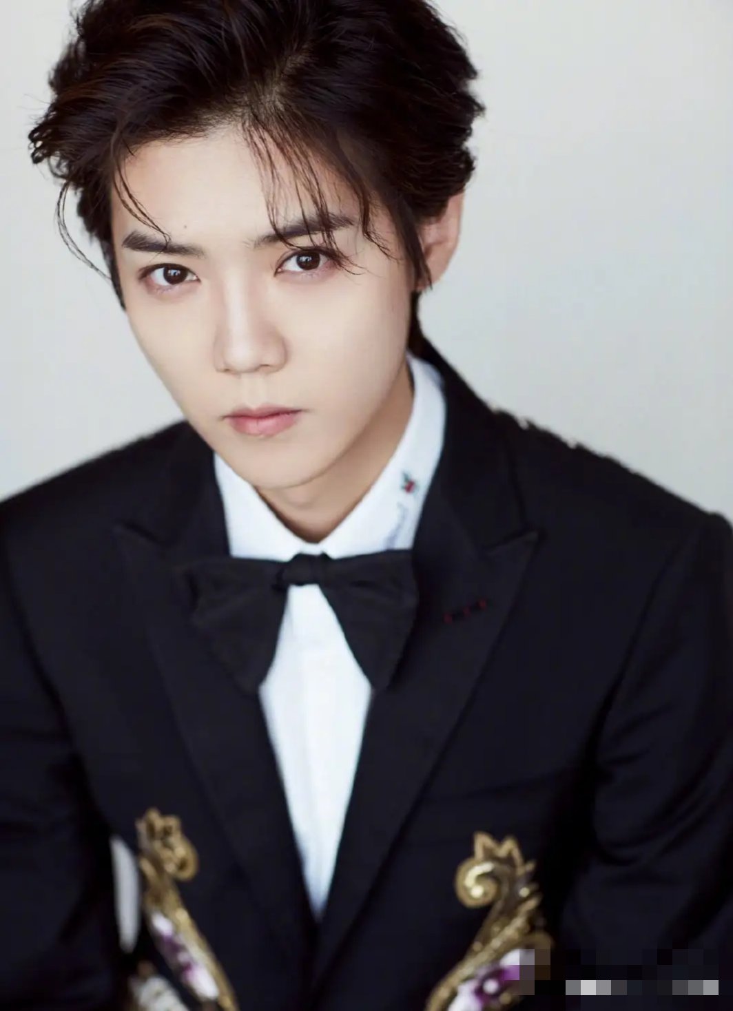 鹿晗穿黑色刺绣西装,气质儒雅,清朗俊逸,真的是又帅又飒又贵气!