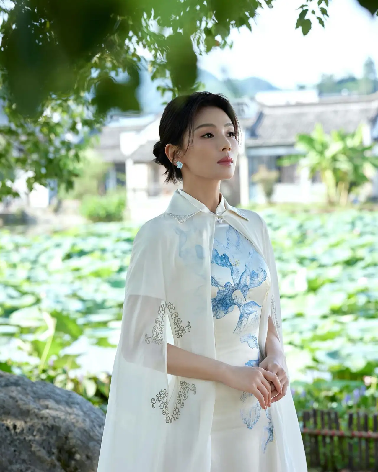 刘涛身穿古典旗袍,江南水乡,古典端庄,如梦一样的女子#时尚# #明星