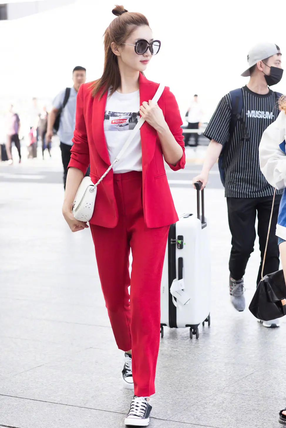 江疏影穿红色西装明艳靓丽,配白t恤衬得皮肤更白皙了,整个人都在发光!