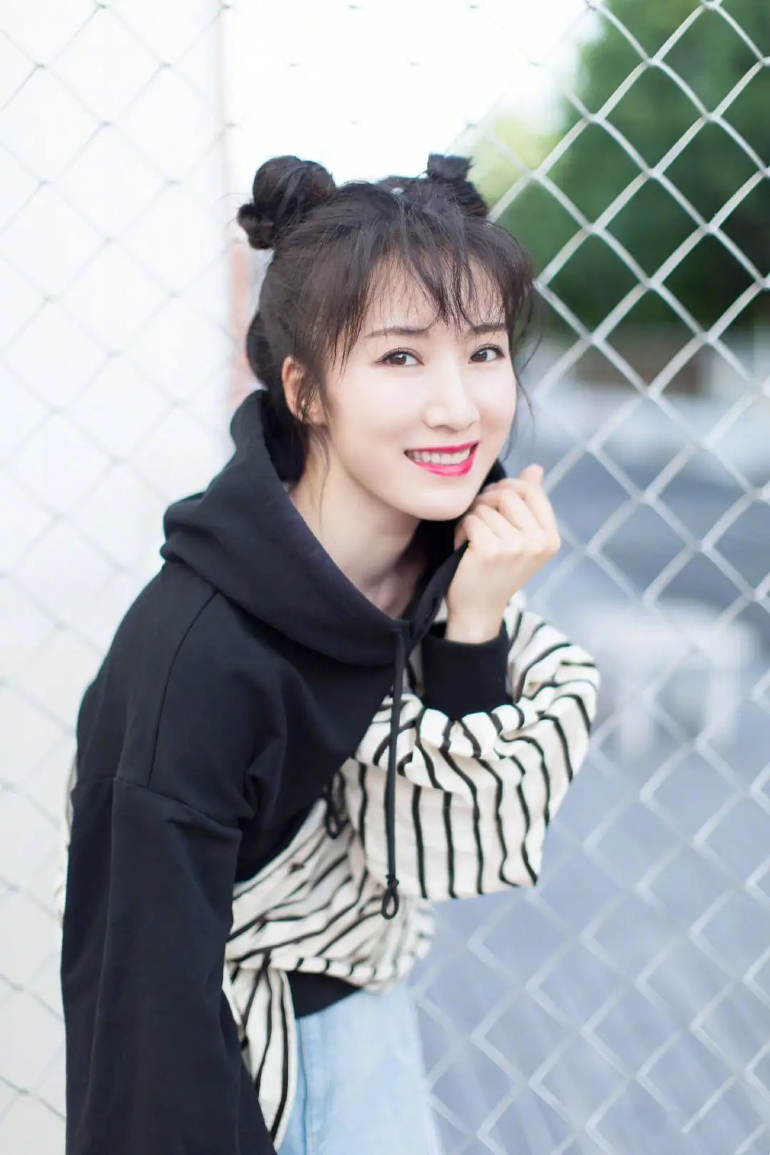 李念真会扮嫩,穿卫衣外面还要斜绑格纹衬衫,搭配"哪吒头,年近40美成了