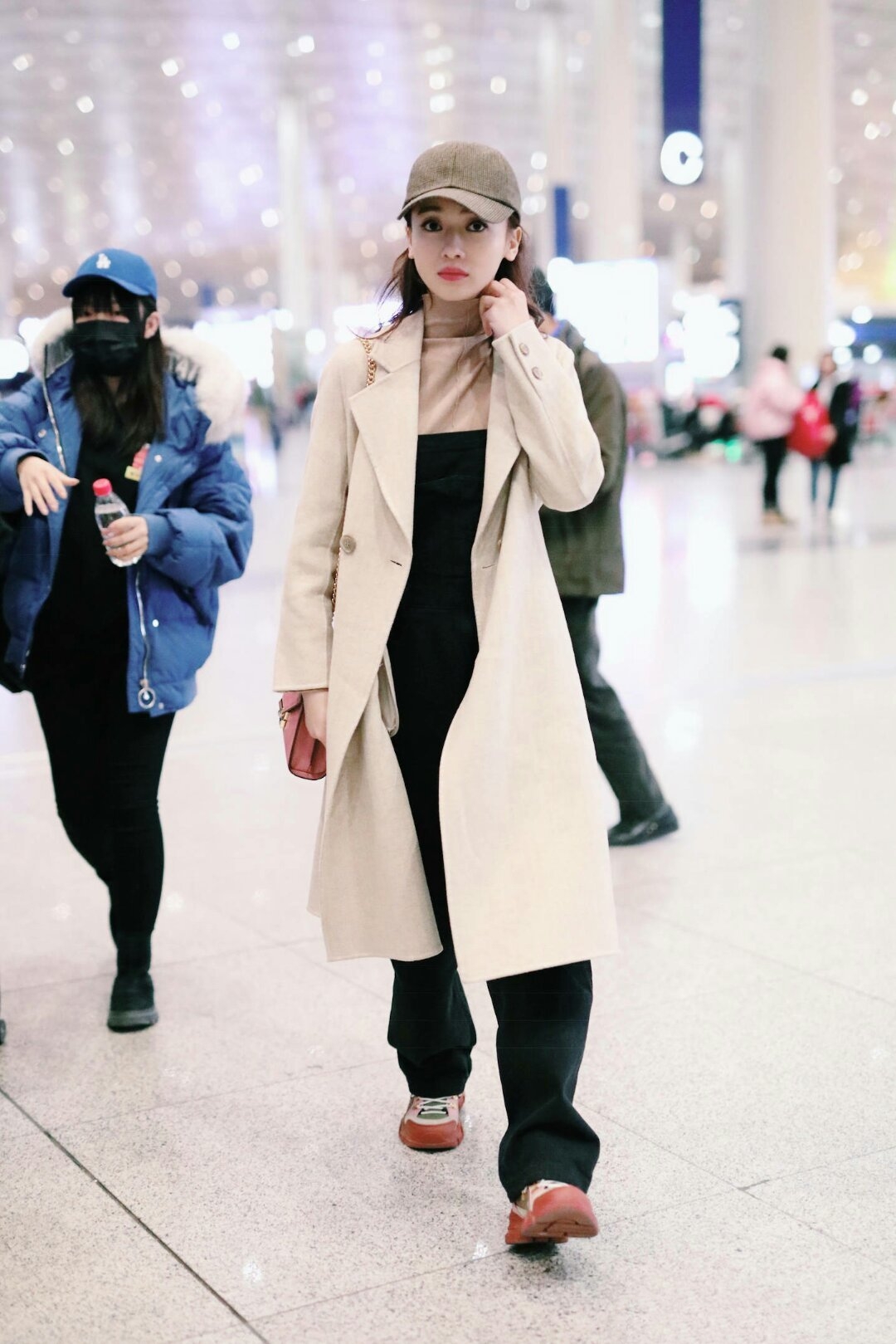 吴谨言穿灰色大衣出行,腿短得不真实,看着一点不像165,女明星的身高真