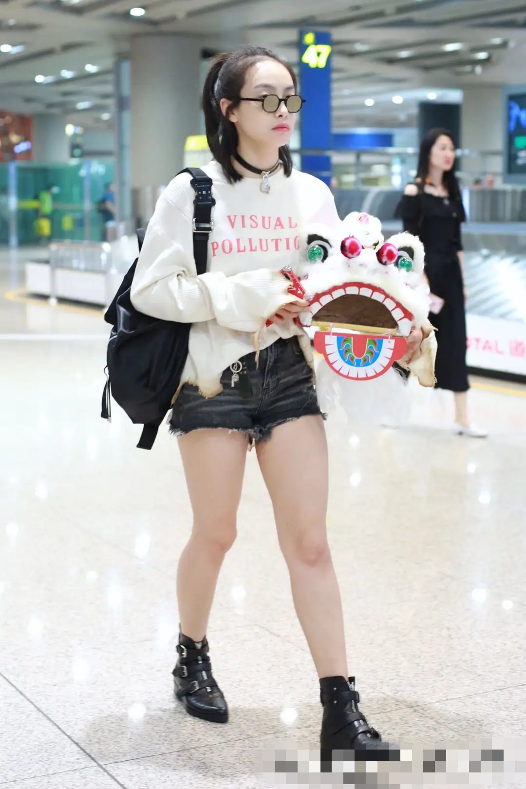 宋茜这是胖了么?牛仔短裤穿出"多肉腿",原来女神也会胖!