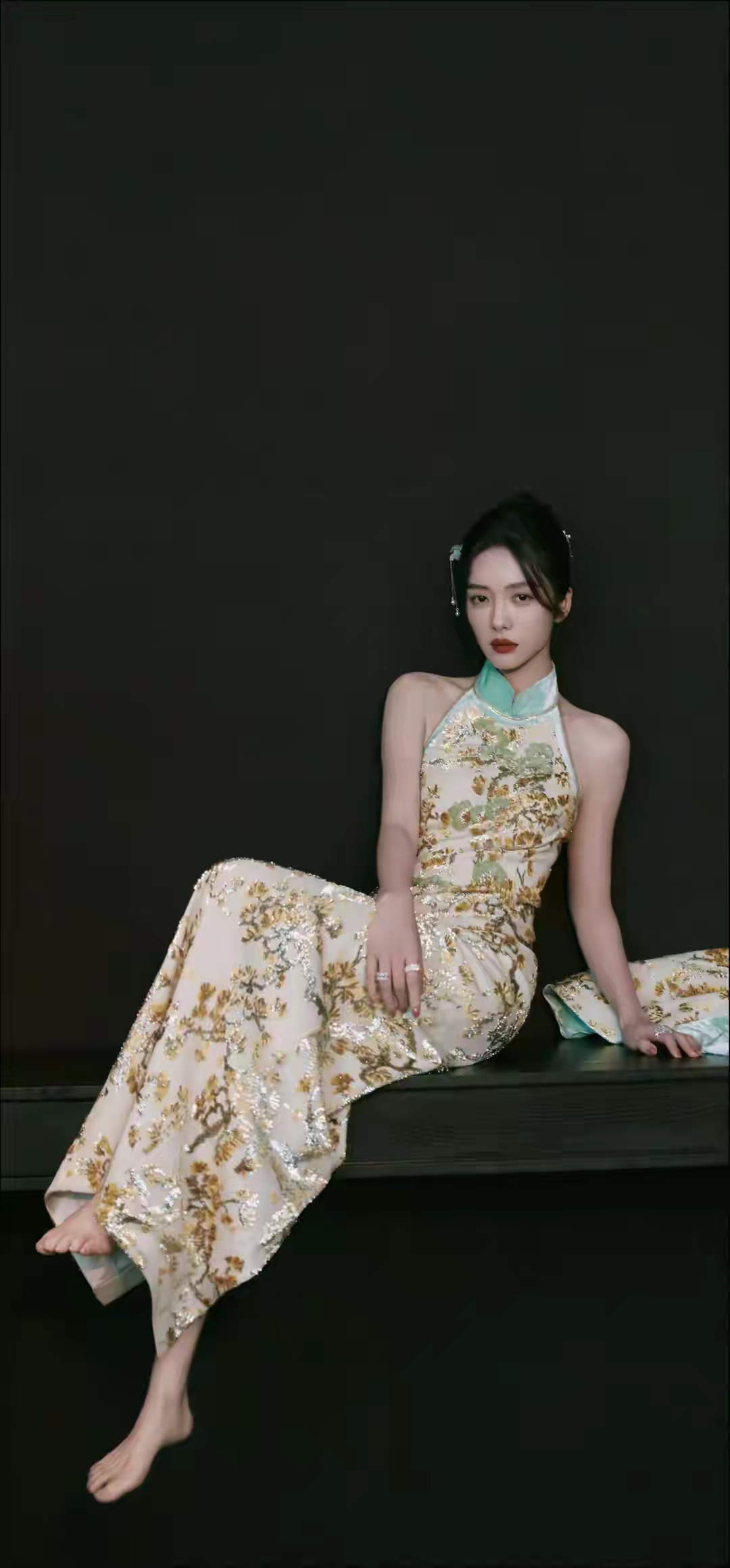 蔡文静身穿国风旗袍,温婉优雅,仿佛从古画中走出的女子,美得让人心动!
