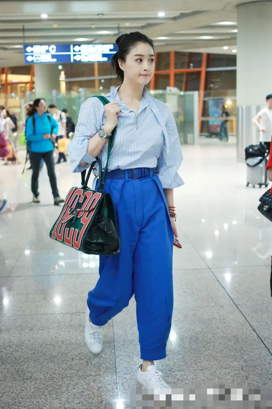 蒋欣穿衬衫走机场,原本171身高,搭件蓝色阔腿裤变五五分!