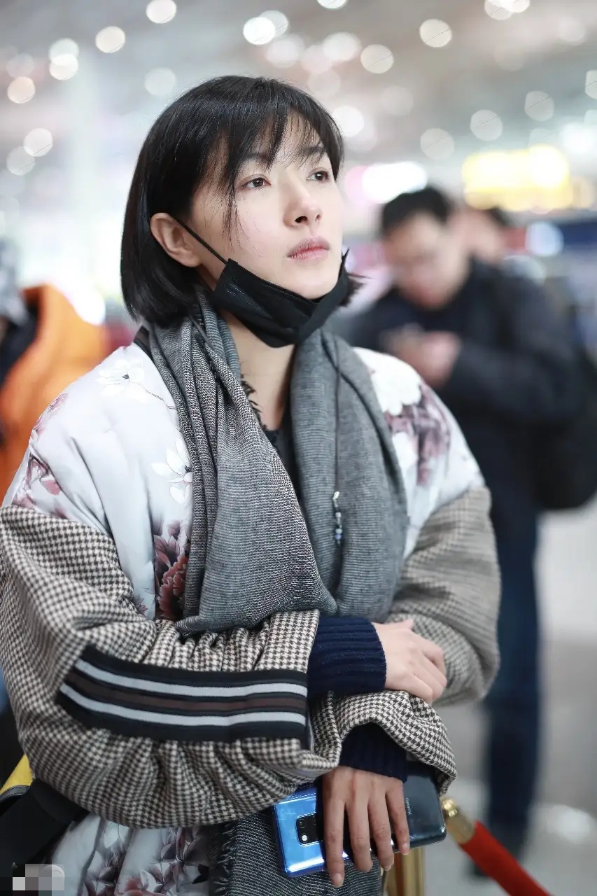 万茜纯素颜走机场,短发造型干净清爽,一身素雅装扮难掩天生丽质!