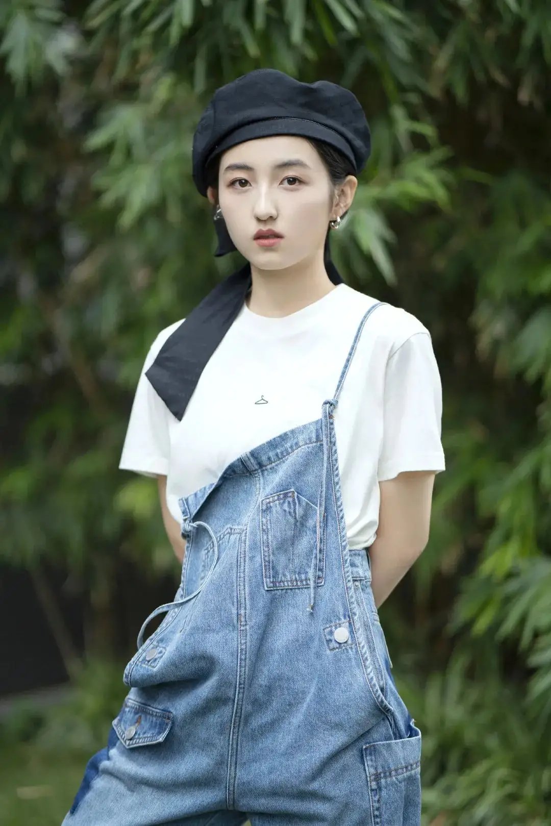 21岁张子枫越长越漂亮!穿背带牛仔裤戴飘带贝雷帽,化淡妆美翻天!