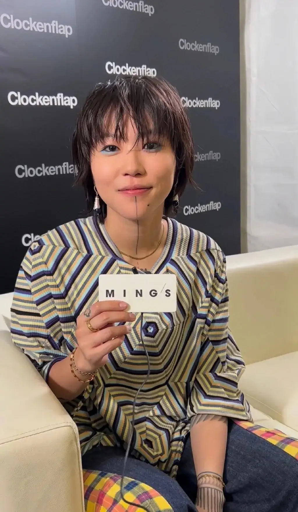 王菲女儿窦靖童最新照,梳短发穿着简约随性,风格太像妈妈,出道多年却