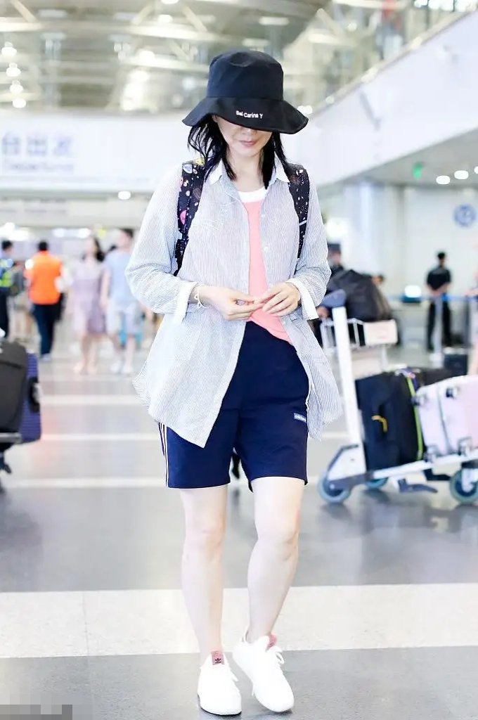 胡可这是穿着沙溢的裤子走机场?身材看着挺壮实,164身高气场真强大!