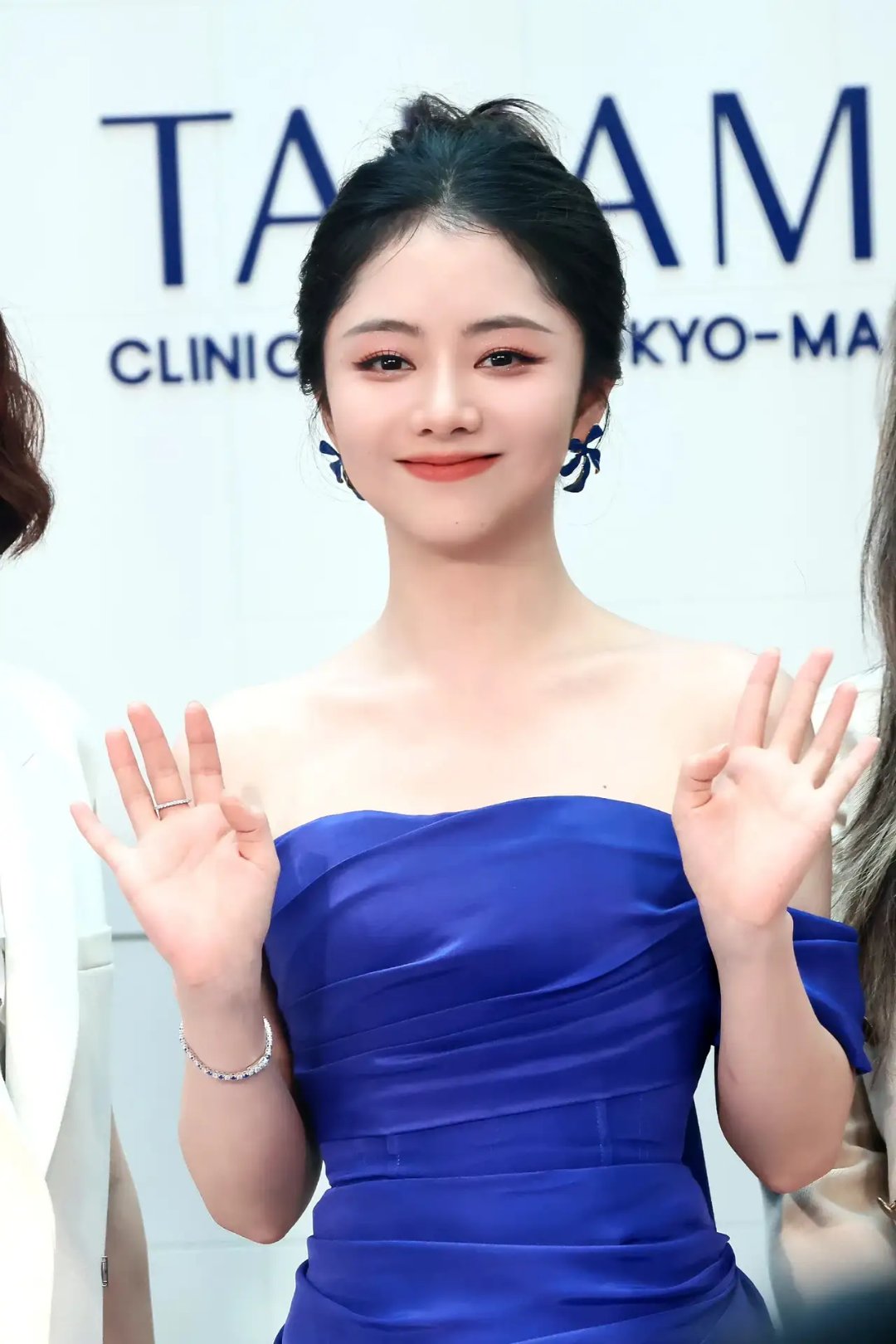 谭松韵穿蓝色抹胸裙优雅亮相,超美!#时尚# #明星# #穿搭