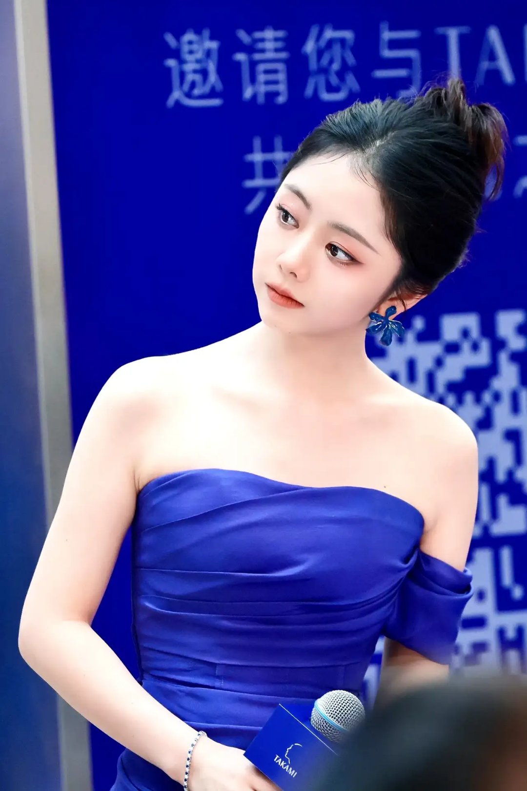 谭松韵穿蓝色抹胸裙优雅亮相,超美!#时尚# #明星# #穿搭