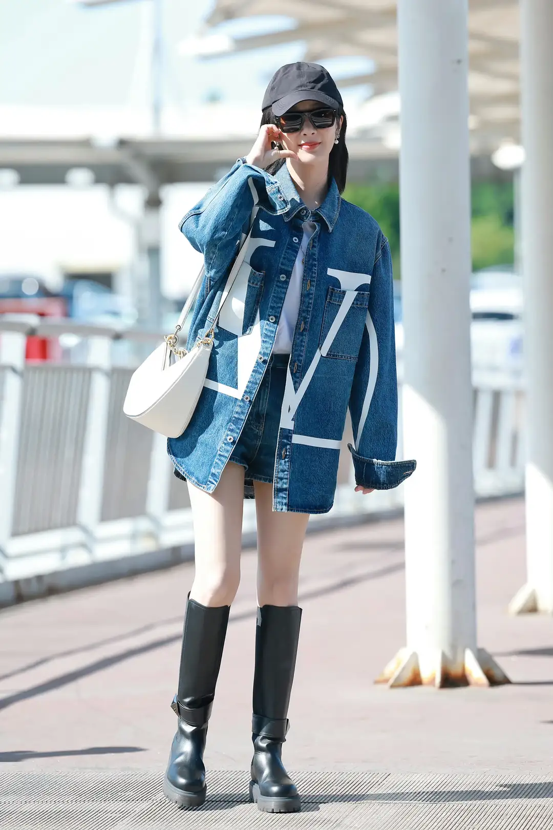 杨紫穿牛仔外套配过膝长靴,时髦爆了,墨镜遮面更是酷劲十足!