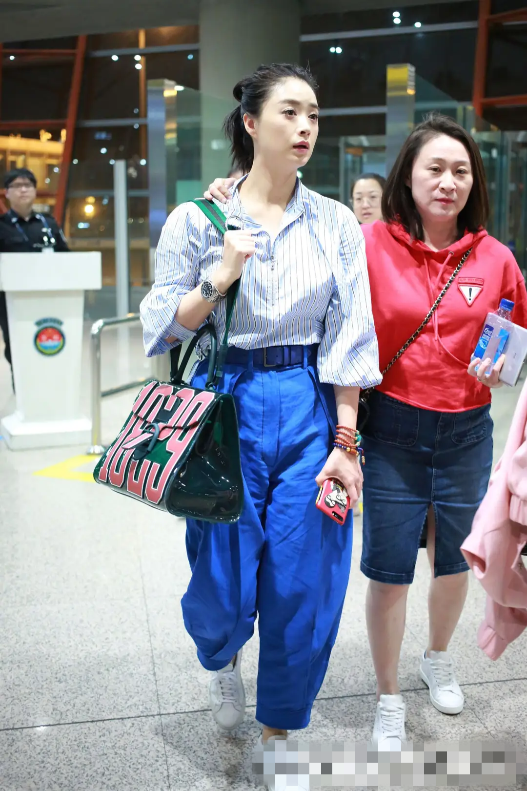 蒋欣穿衬衫走机场,原本171身高,搭件蓝色阔腿裤变五五分!