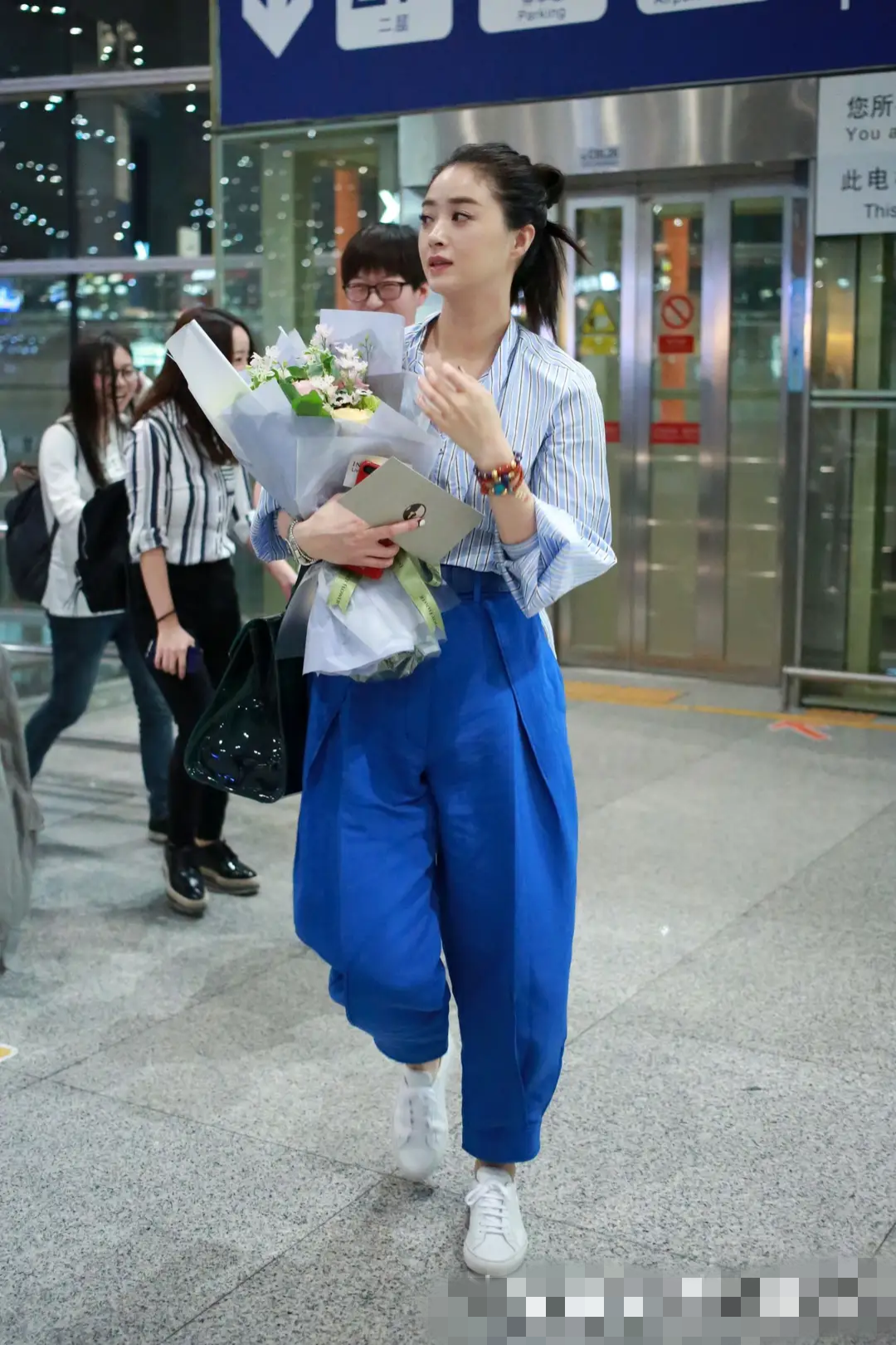 蒋欣穿衬衫走机场,原本171身高,搭件蓝色阔腿裤变五五分!