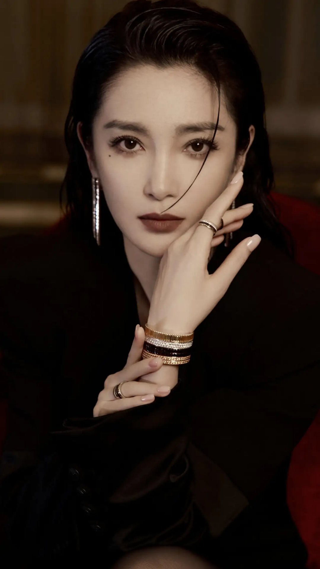 李冰冰气质清冷,黑裙红唇间尽展女神风范#时尚# #明星# #穿搭