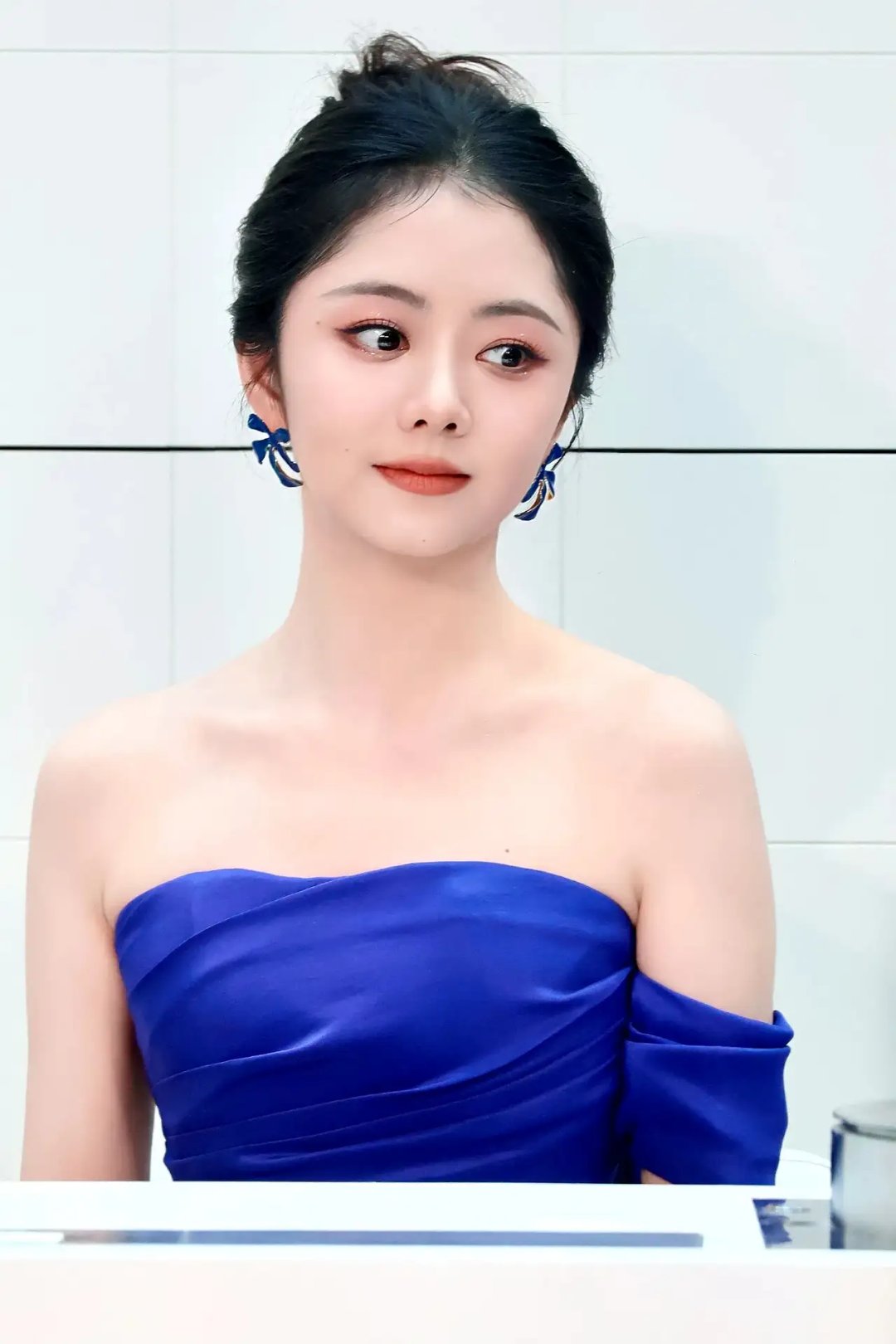 谭松韵穿蓝色抹胸裙优雅亮相,超美!#时尚# #明星# #穿搭