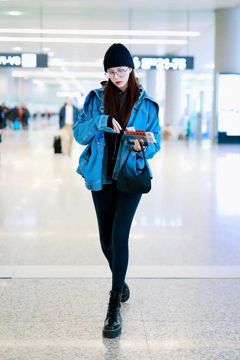 169cm宋妍霏穿上一条黑色紧身裤,这么细的腿太让人羡慕,松垮的牛仔