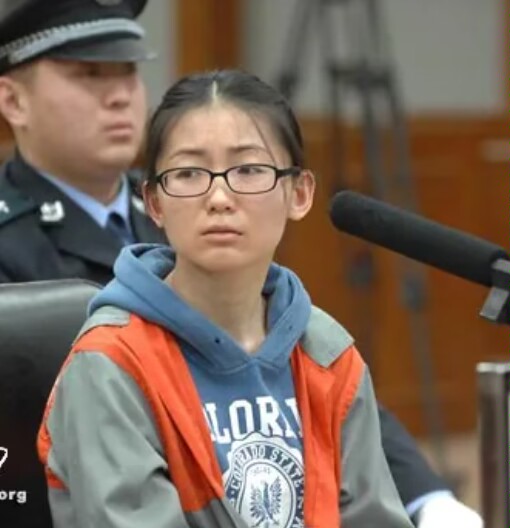 驾驶这辆牧马人的是一位女司机杨某,28岁,北京人.
