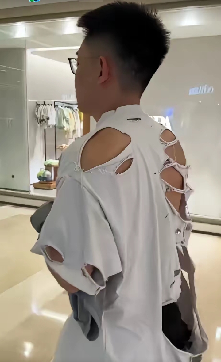 有网友调侃说,这些衣服主打的就是一个心理反差