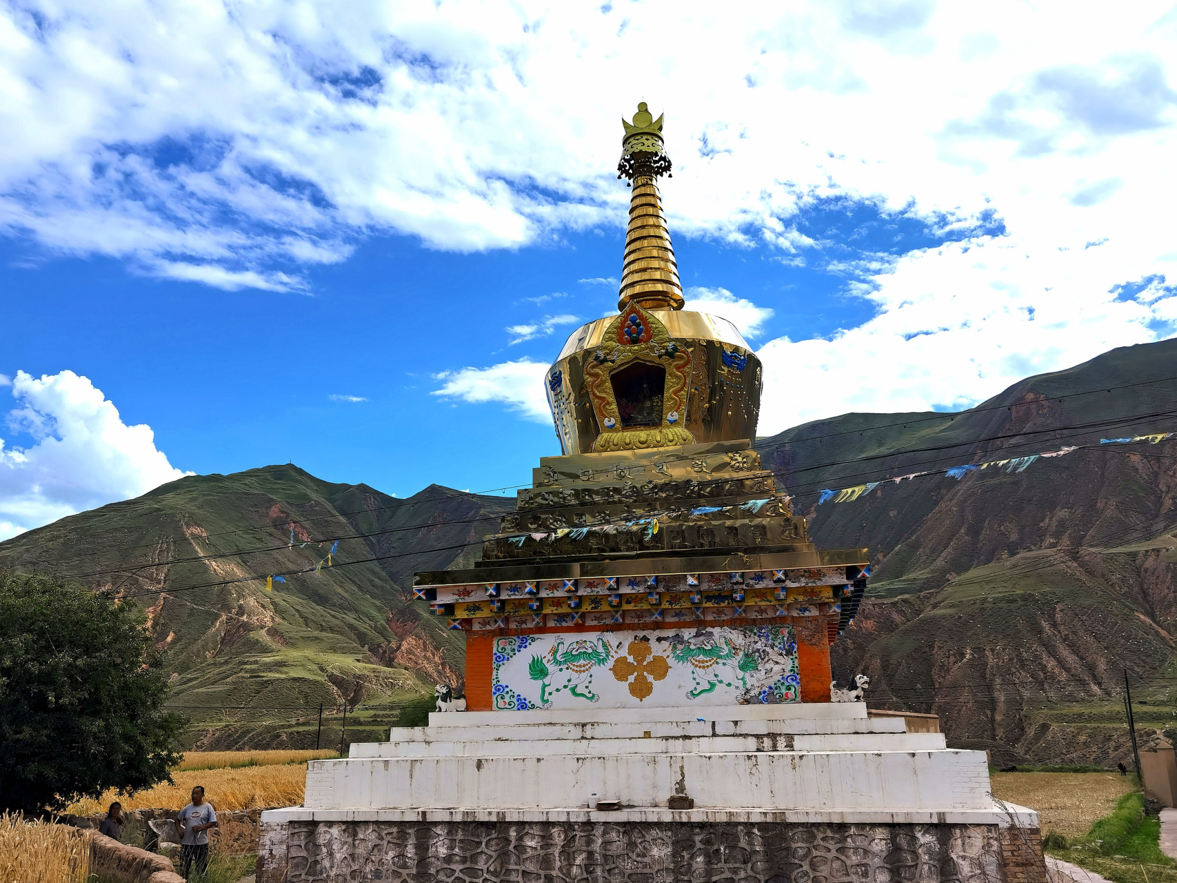 德吉村位于青海黄南藏族自治州尖扎县黄河岸边,海拔高