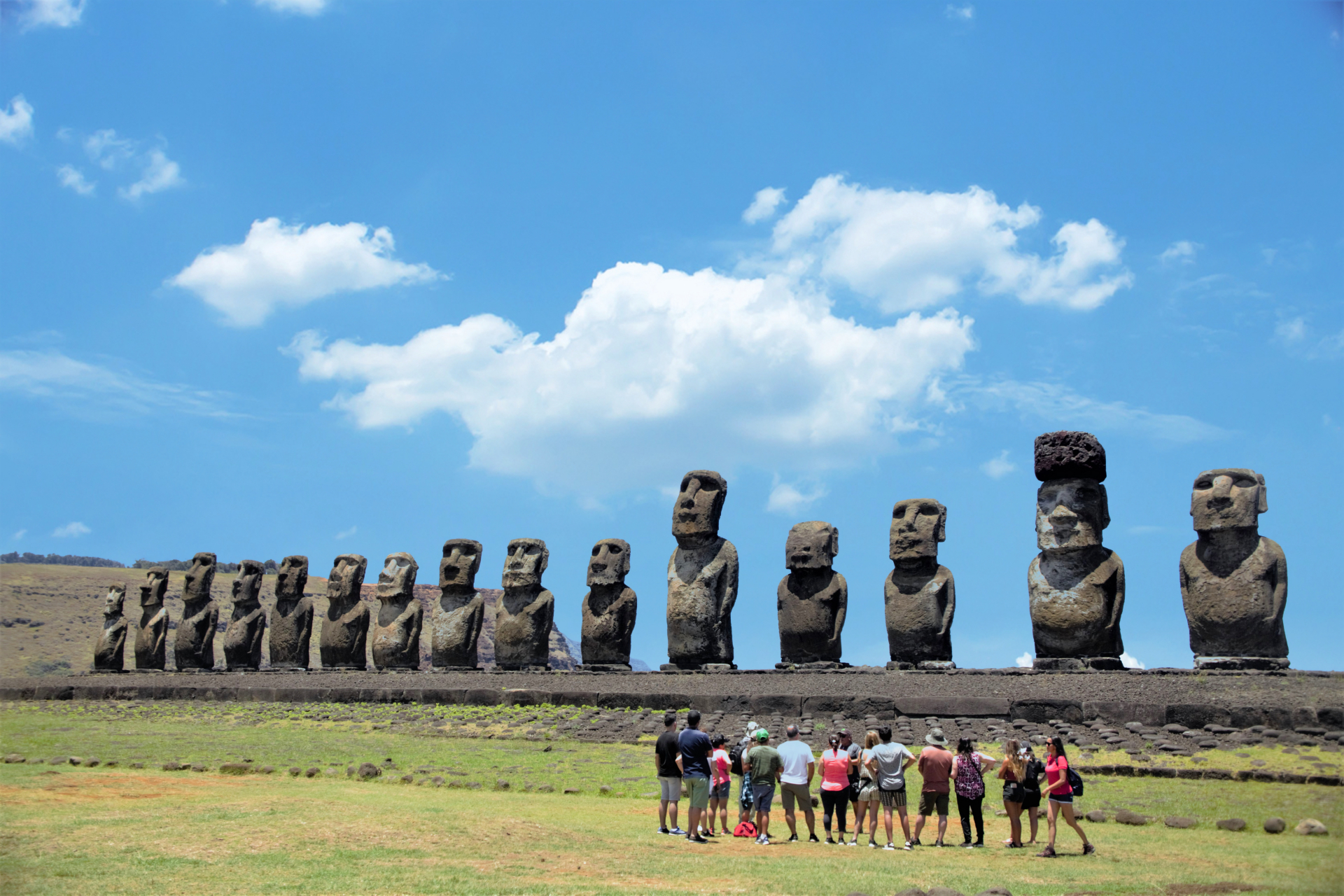 太平洋复活节岛里最具神秘色彩的是岛上的摩艾石像.