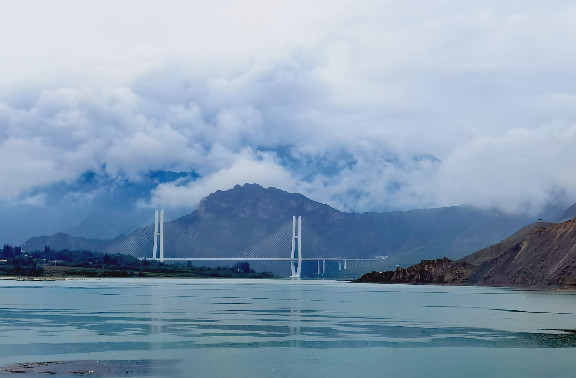 德吉村位于青海黄南藏族自治州尖扎县黄河岸边,海拔高度3800米,是一个