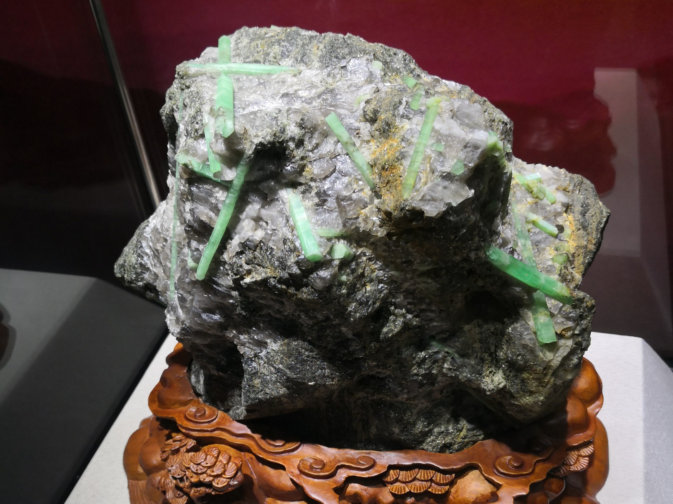 祖母绿矿石,石头里面绿色条状结晶体就是祖母绿翡翠.