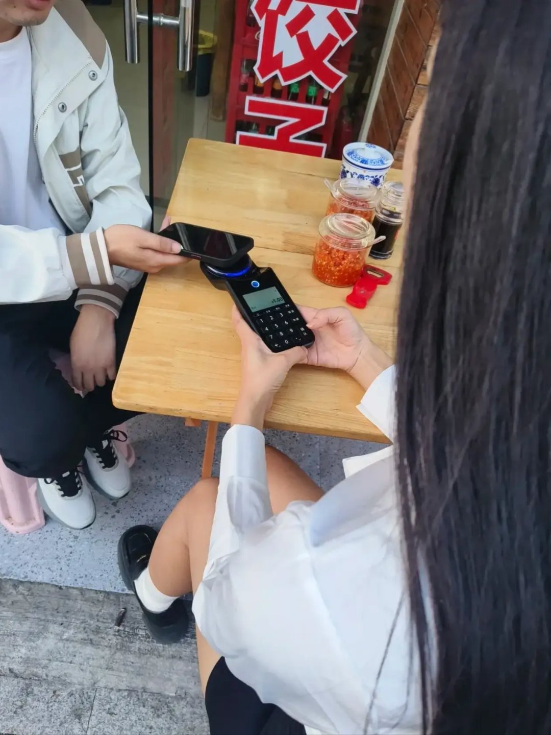 抖音敲桌子刷卡=抖音敲桌子刷卡是真的吗