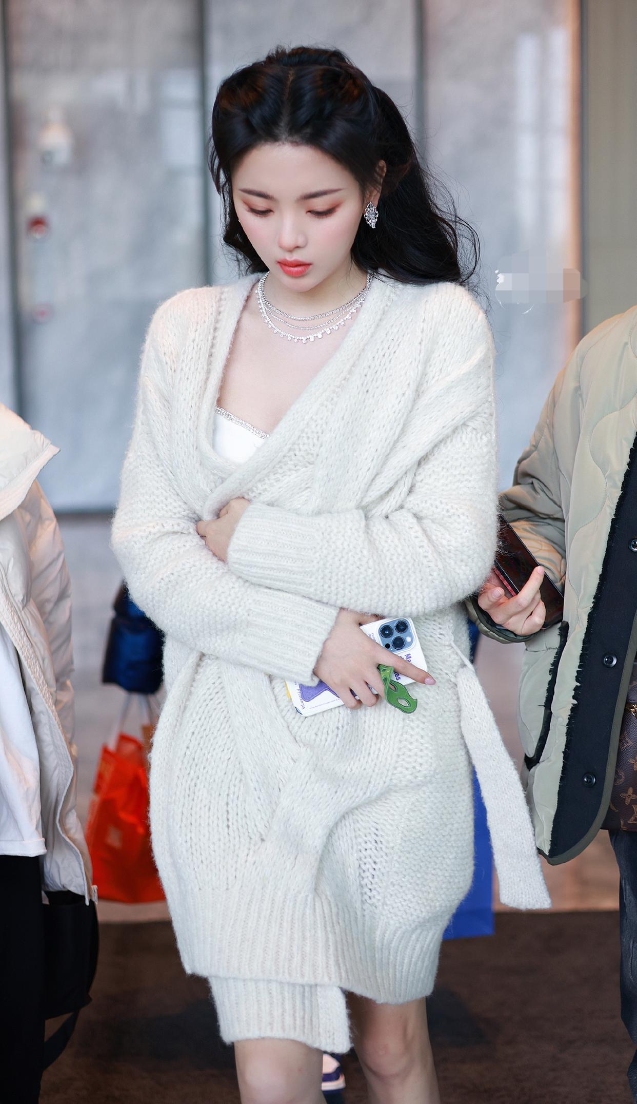 杨超越针织衣随拍,白皙皮肤性感身材美丽动人,这楚楚可怜的样子好迷人