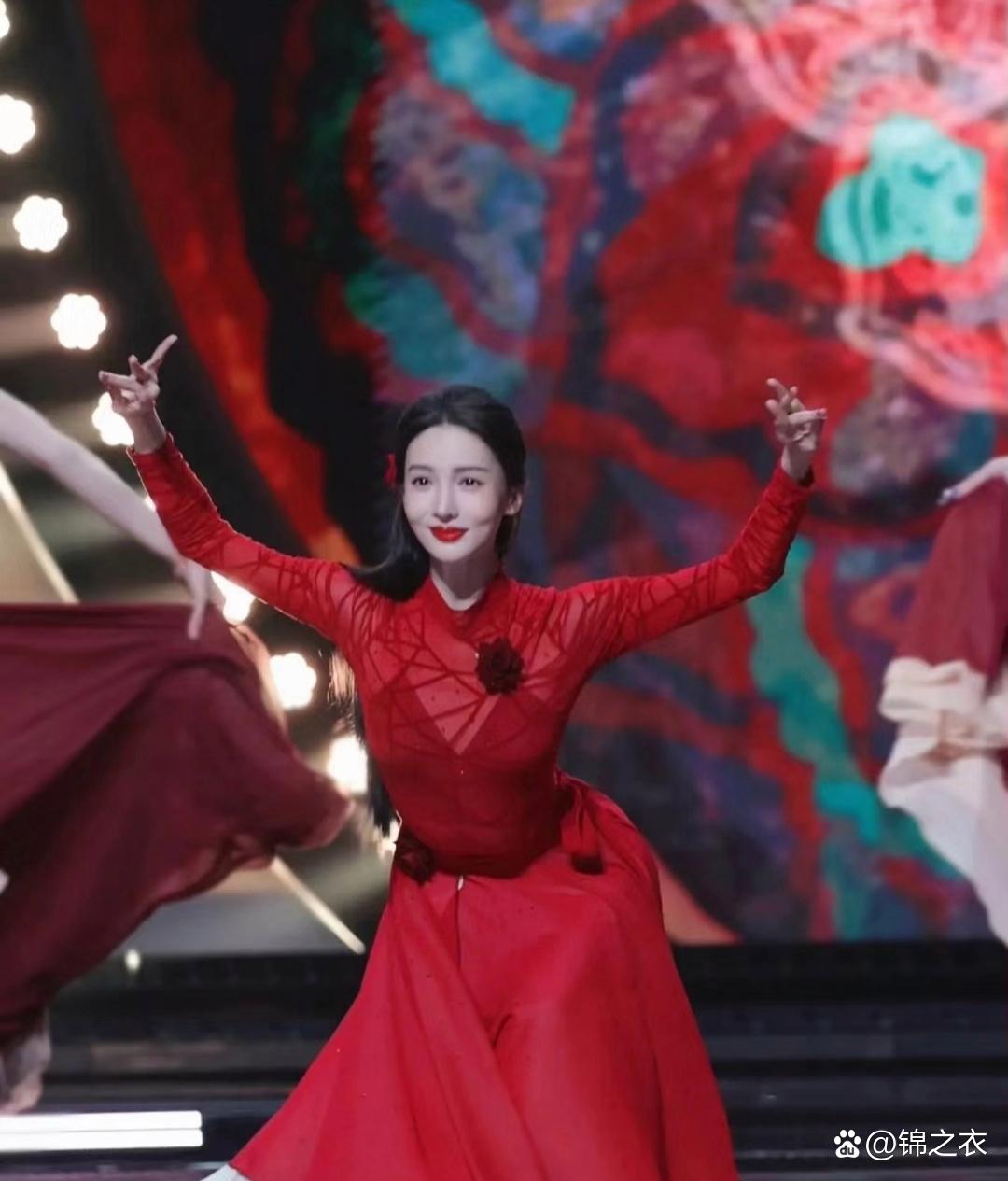 金晨跳舞时真的太美了,不管是颜值,身材,还是眼神,都是那么的迷人