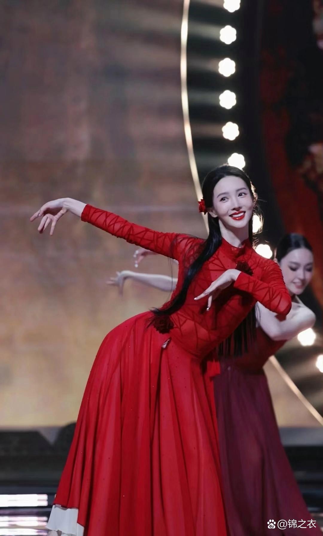 金晨跳舞时真的太美了,不管是颜值,身材,还是眼神,都是那么的迷人