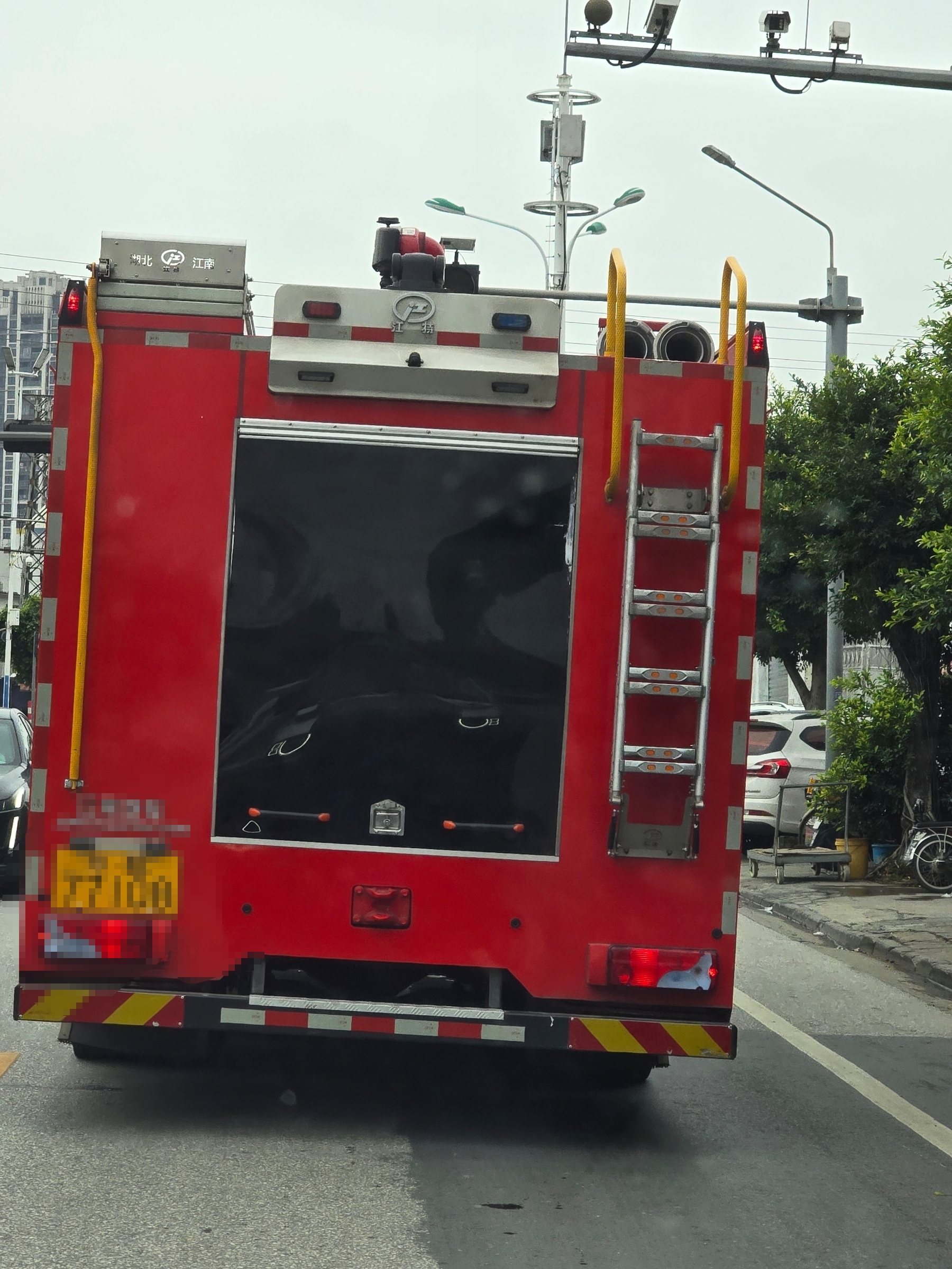 满布痕迹的他,很难想象出入了多少次刀山与火海,向可爱可敬的消防员们