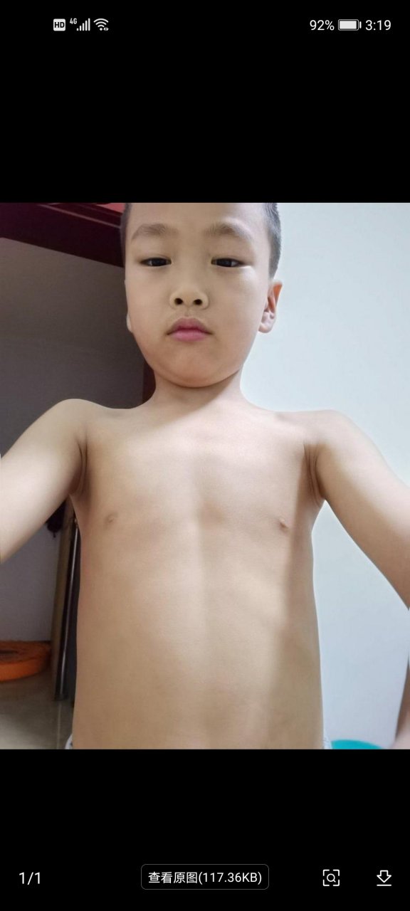 光膀子的小男孩