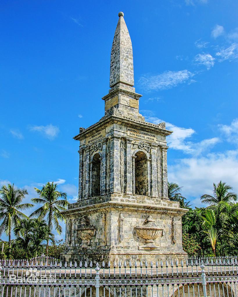 在菲律宾马克坦岛北岸有一座纪念亭,亭中耸立着一块石座铜碑,这是一块