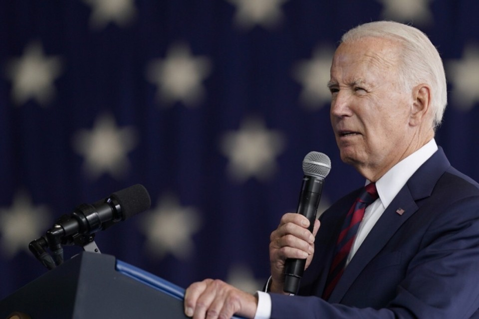 美国总统拜登28日在和民主党籍前总统克林顿及奥巴马共同参加的竞选