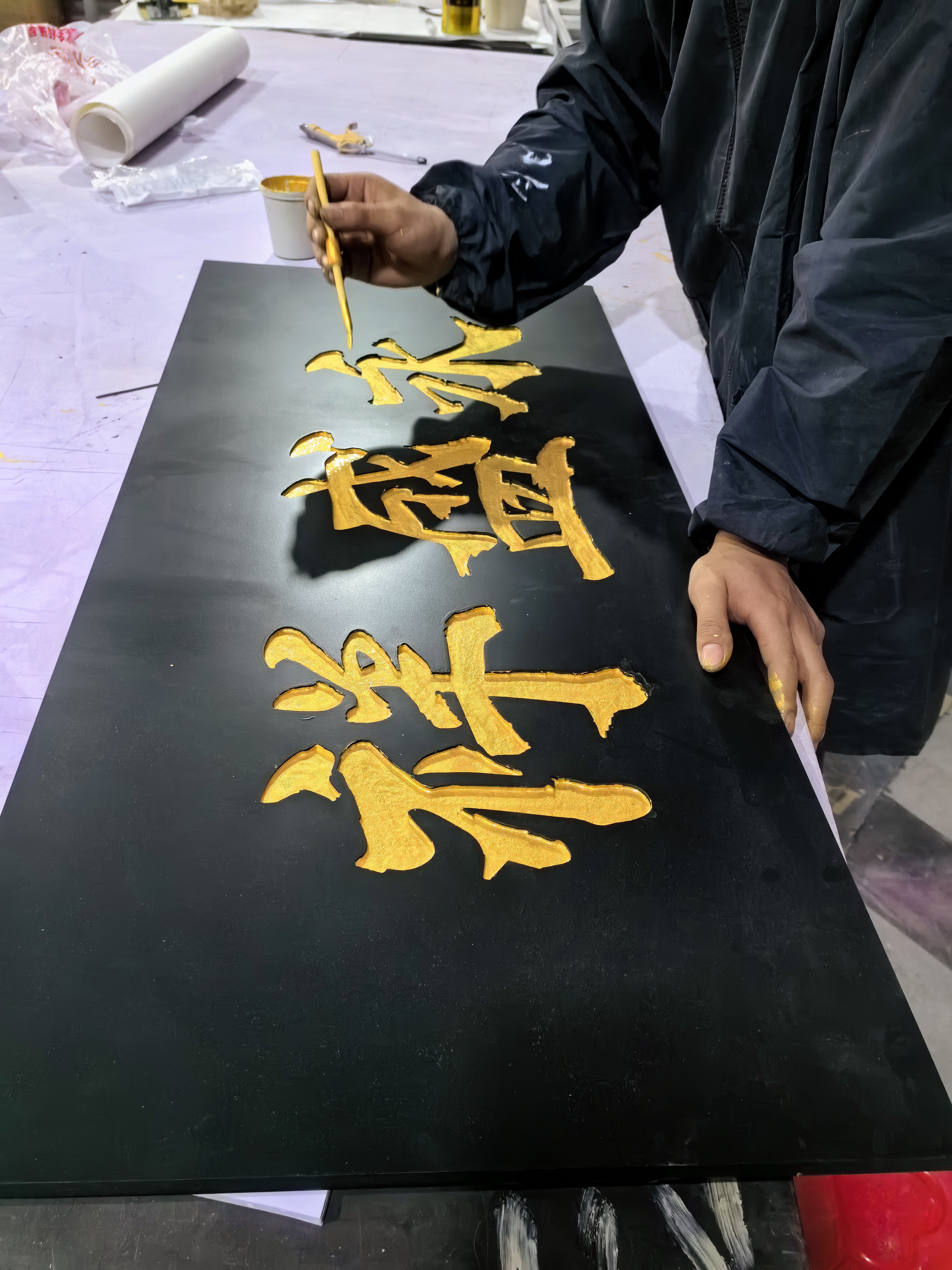 人类不是因为聪明而有别于其他生命的, 是因为傻,人类傻到除了食物