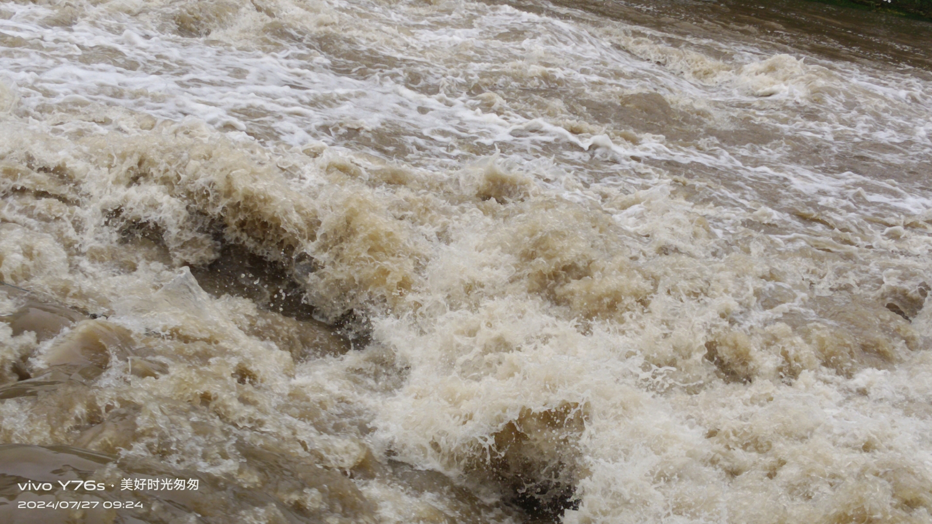 水流汹涌,波涛澎湃,感受大自然的震撼力量!