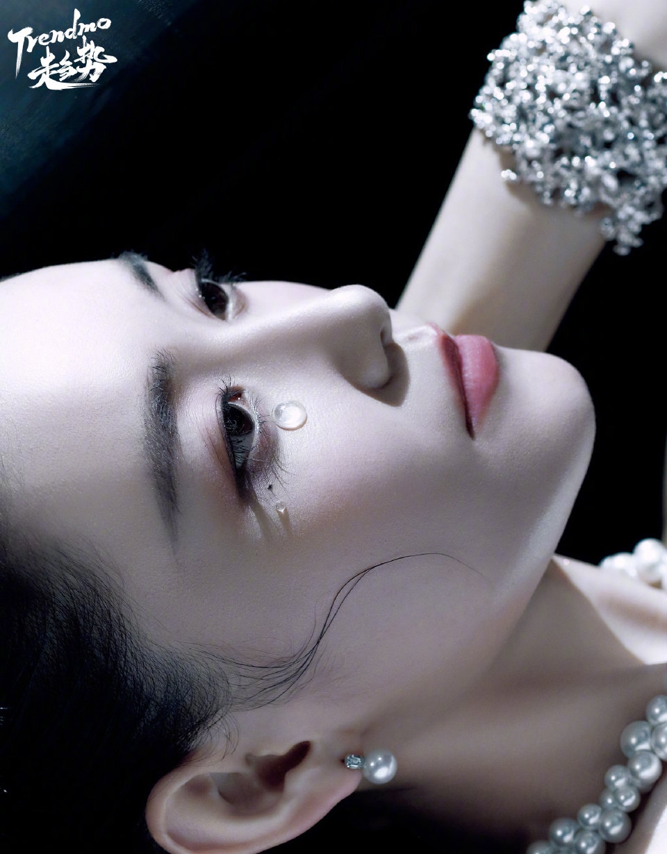 绝绝子滴泪妆,蒋依依脸部轮廓线超美     这组写真照,太独特,魅力十足