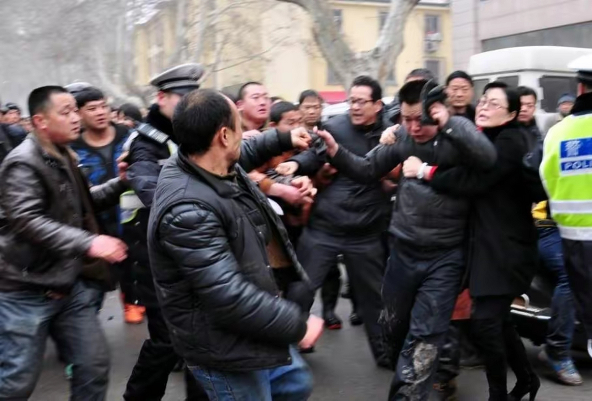 35名"城管"深夜将17岁少年活活打死,经调查又是"临时工"?