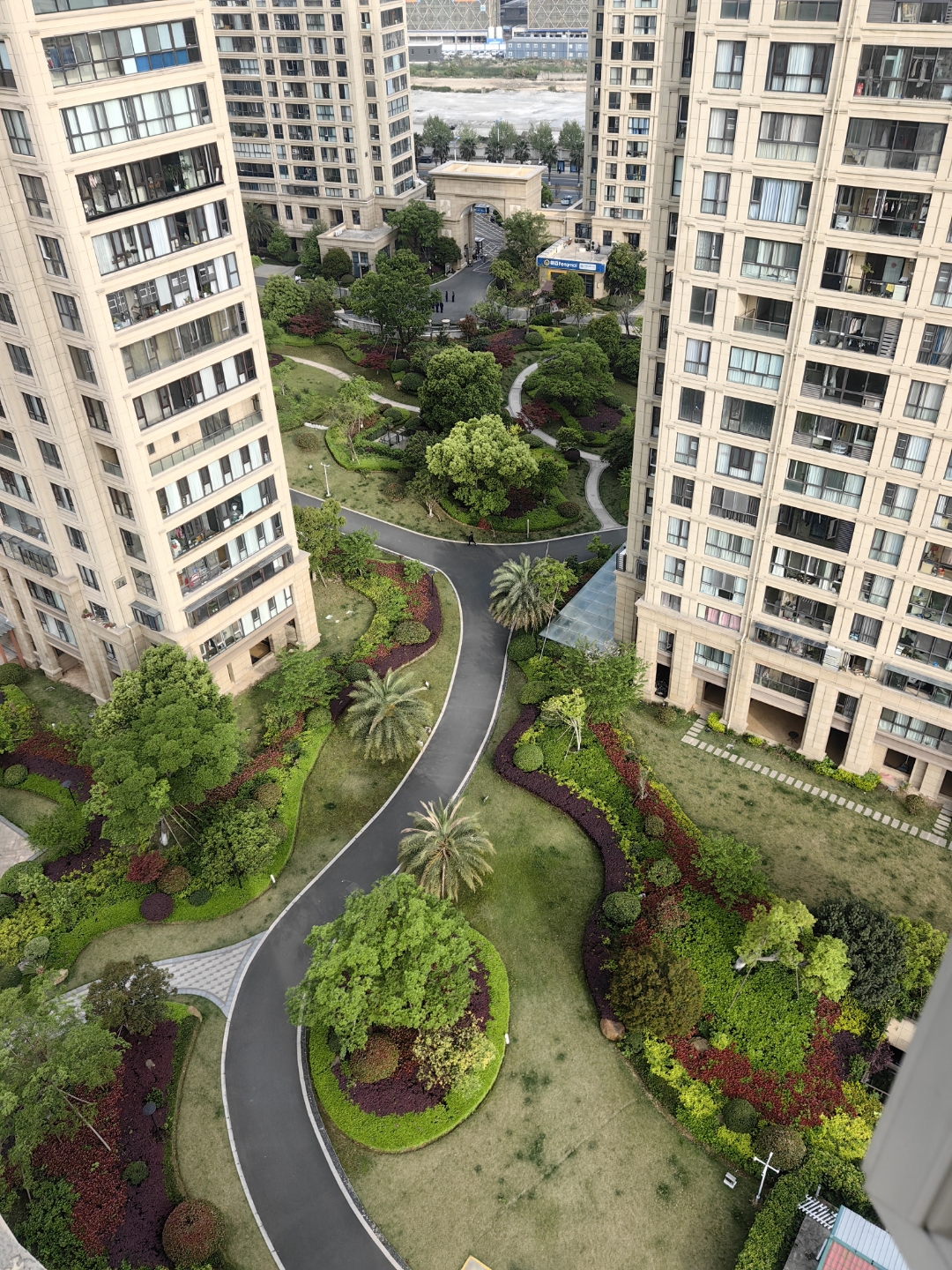 不到园林,怎知春色如许 不去跑跑,怎知外面世界 不