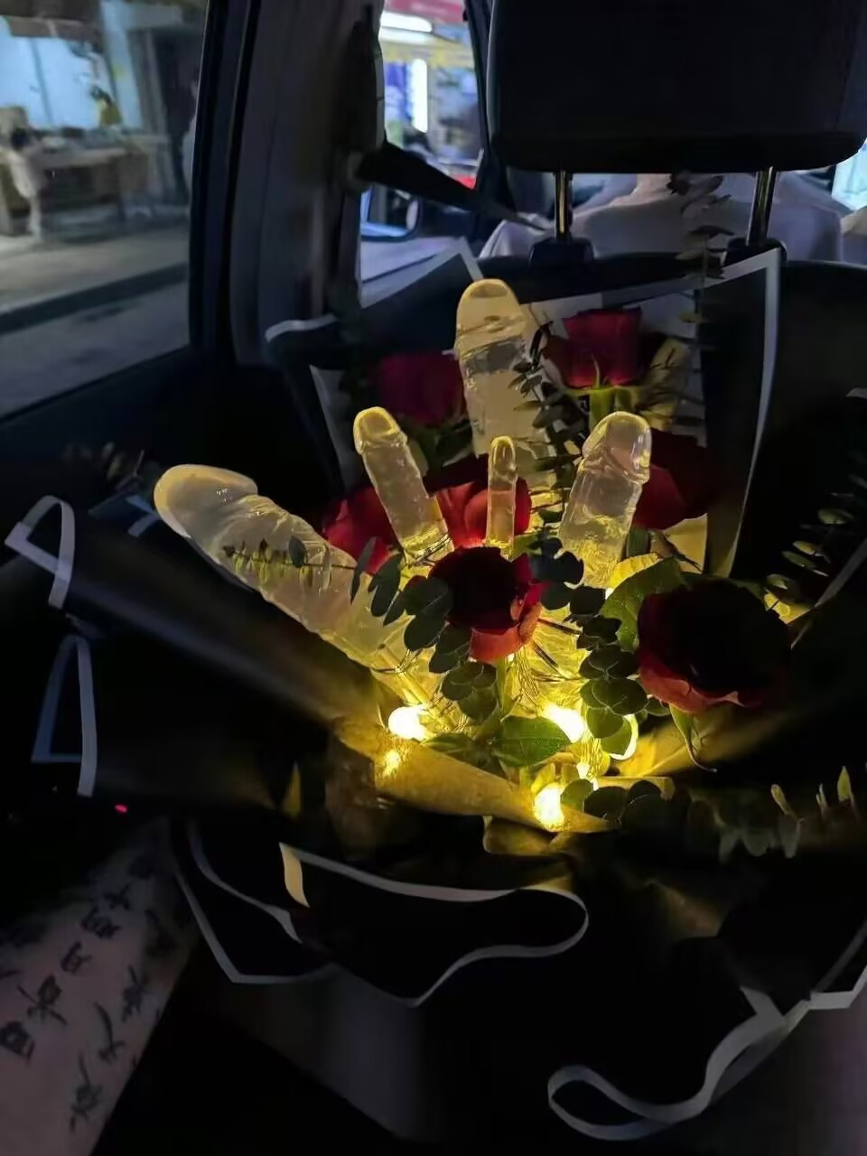 车内浪漫惊喜,玫瑰花束点亮夜的温柔.