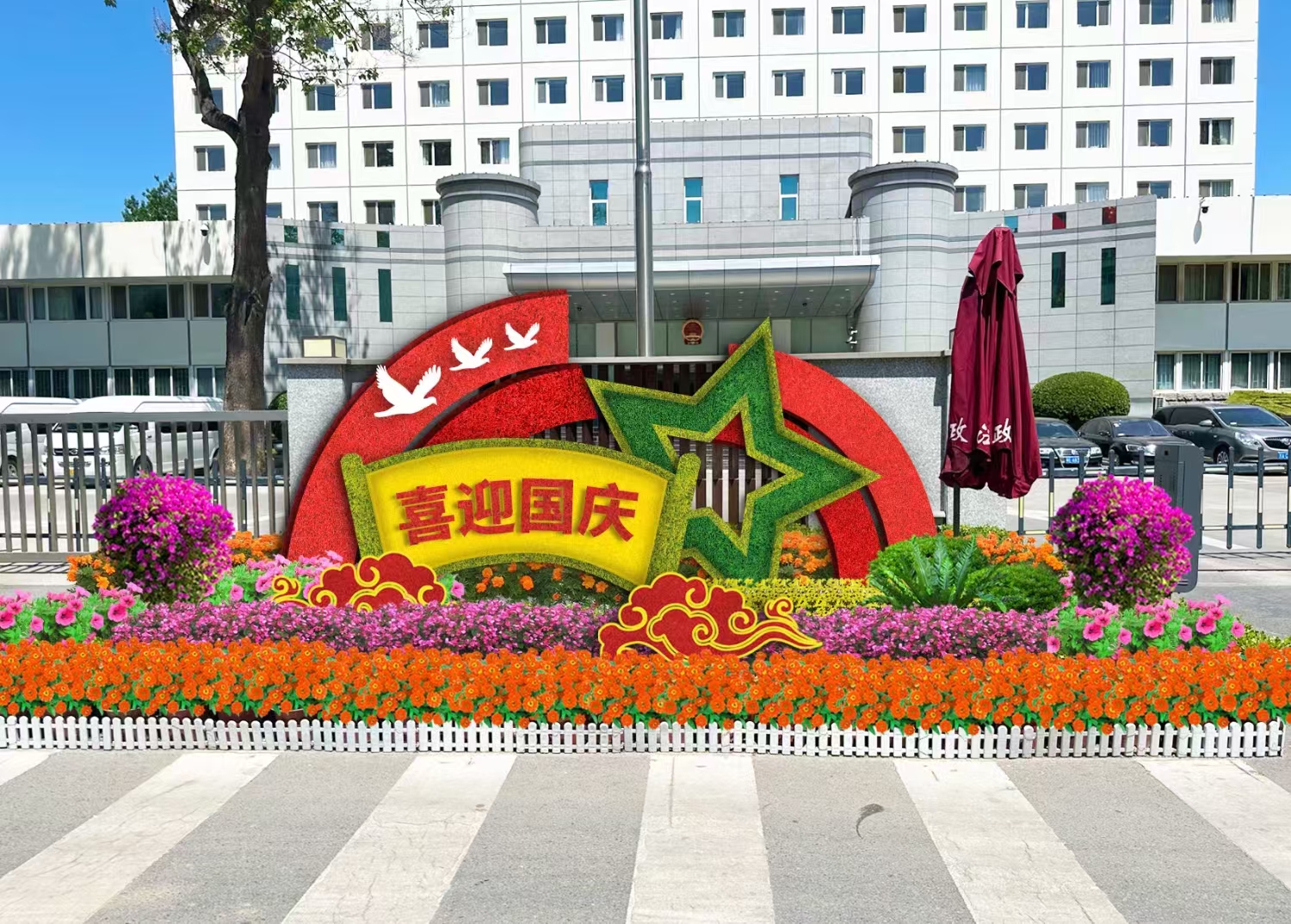 国庆绿雕我们的绿雕都是经过精挑细选的,通过陆运;公路运输;铁路运输