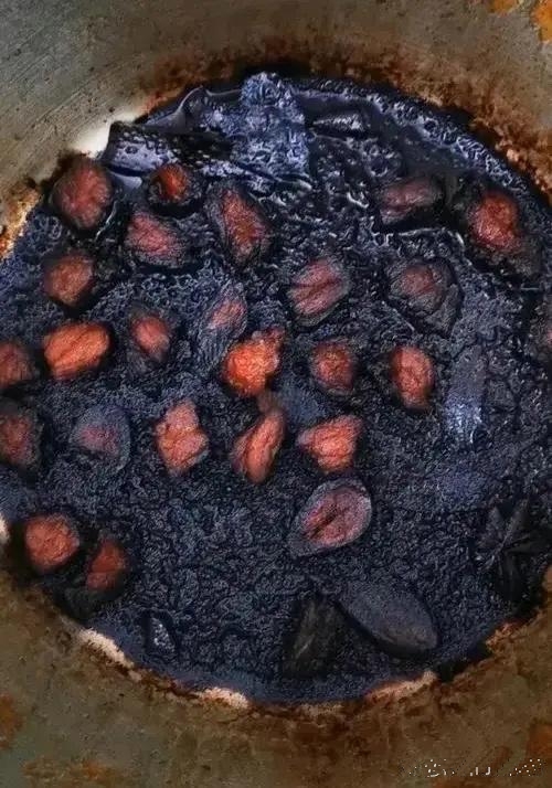 他一惊,忘记了,结果把锅都烧干了,这便是他做出来的饭.友友们,你们讲