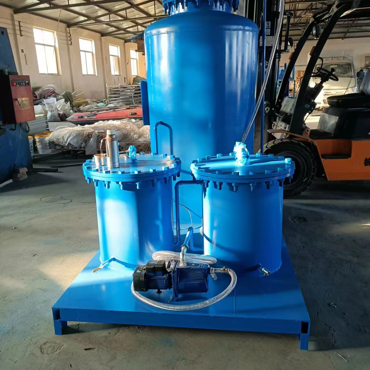 油水分离器工作原理:    1,由污水泵将含油污水送入油水分离滤芯,通过