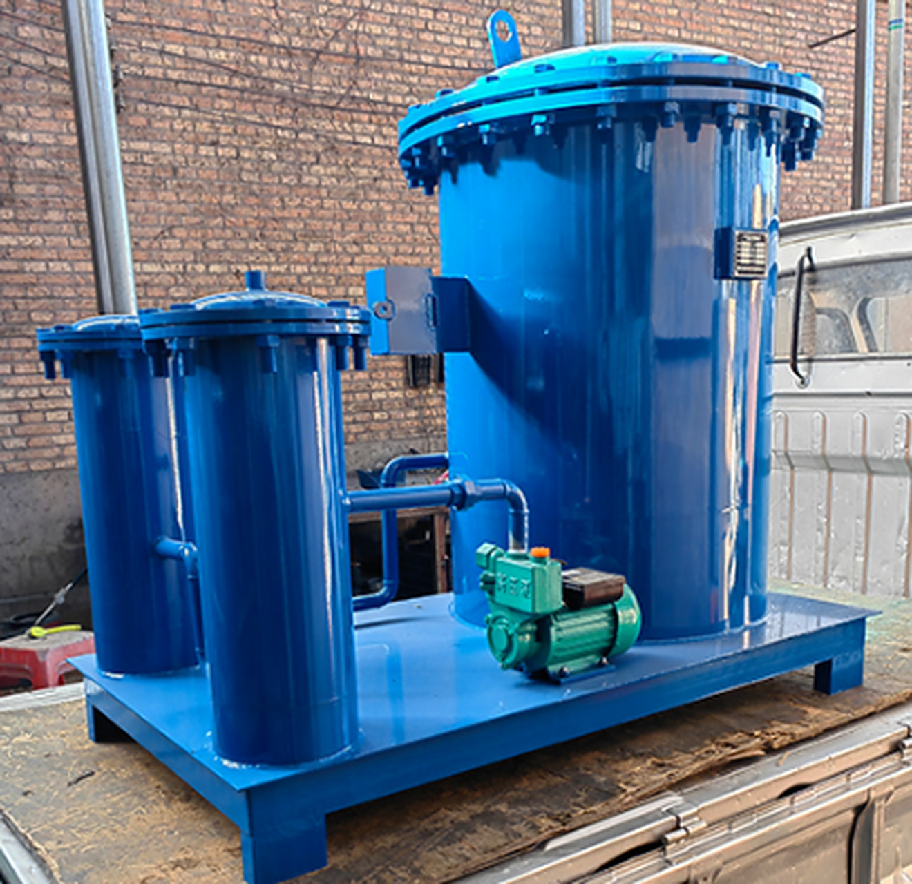 油水分离器工作原理 当含有油和水的压缩空气等气体通入油水分离器,大