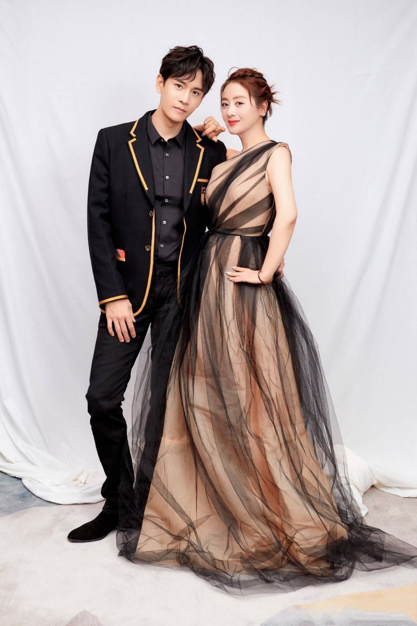 经超2009年毕业,第二年因为拍摄《漂亮主妇》认识了"杜冰雁"小李琳,更